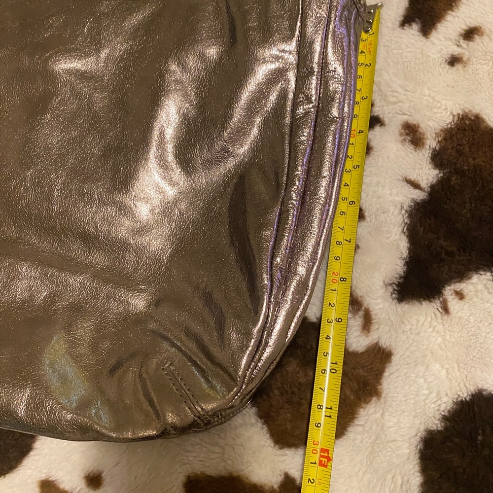 Tory Burch NO FLAWS metallic crossbody/tote/satchel bag. Detachable strap. - Picture 9 of 11